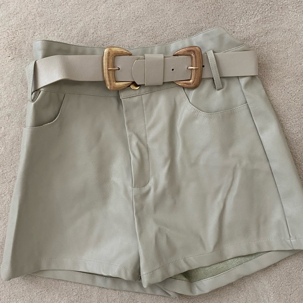 LELIS NWT CREAM SHIRTS SIZE MEDIUM